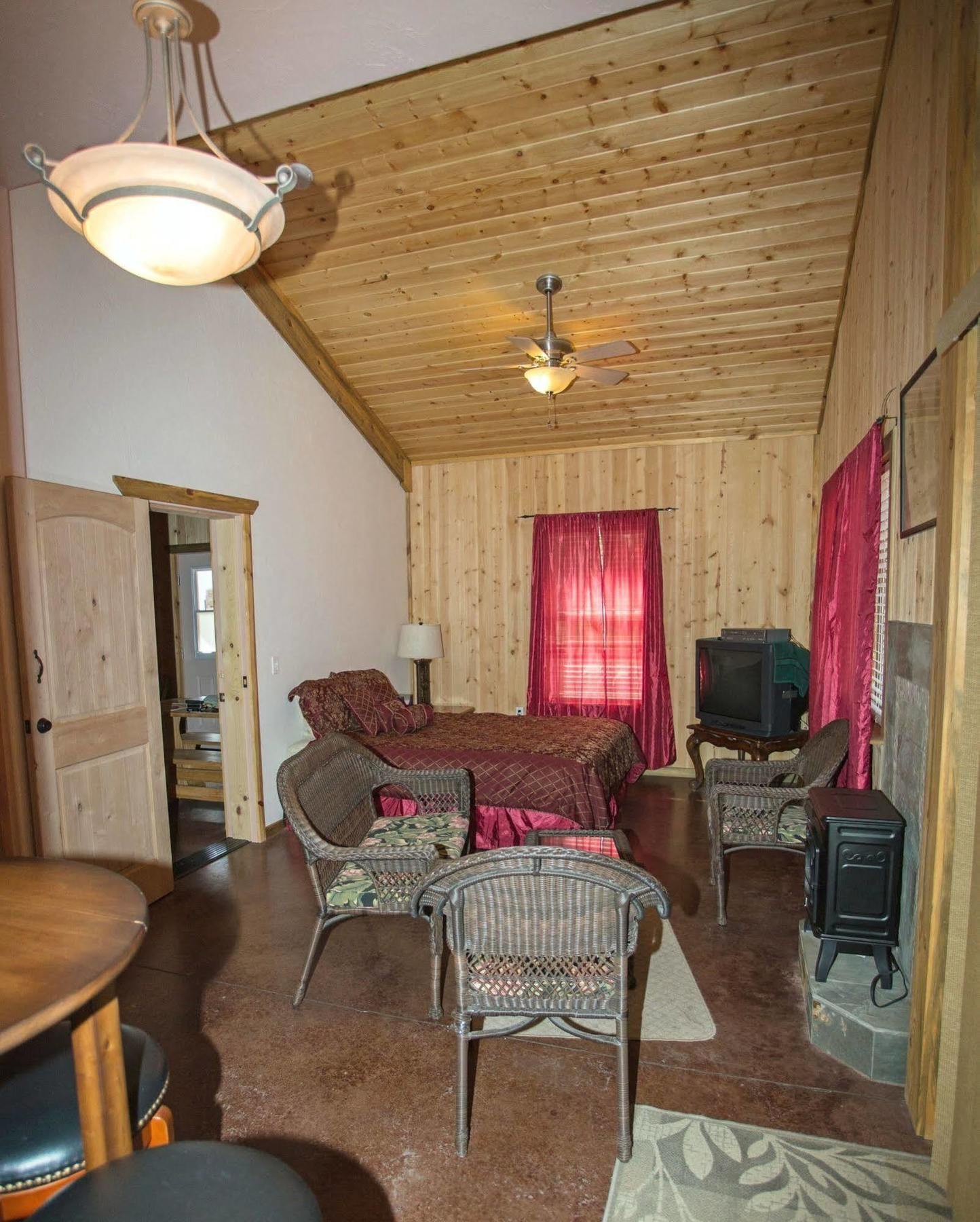 Diamondstone Guest Lodges Ла Пайн Екстериор снимка
