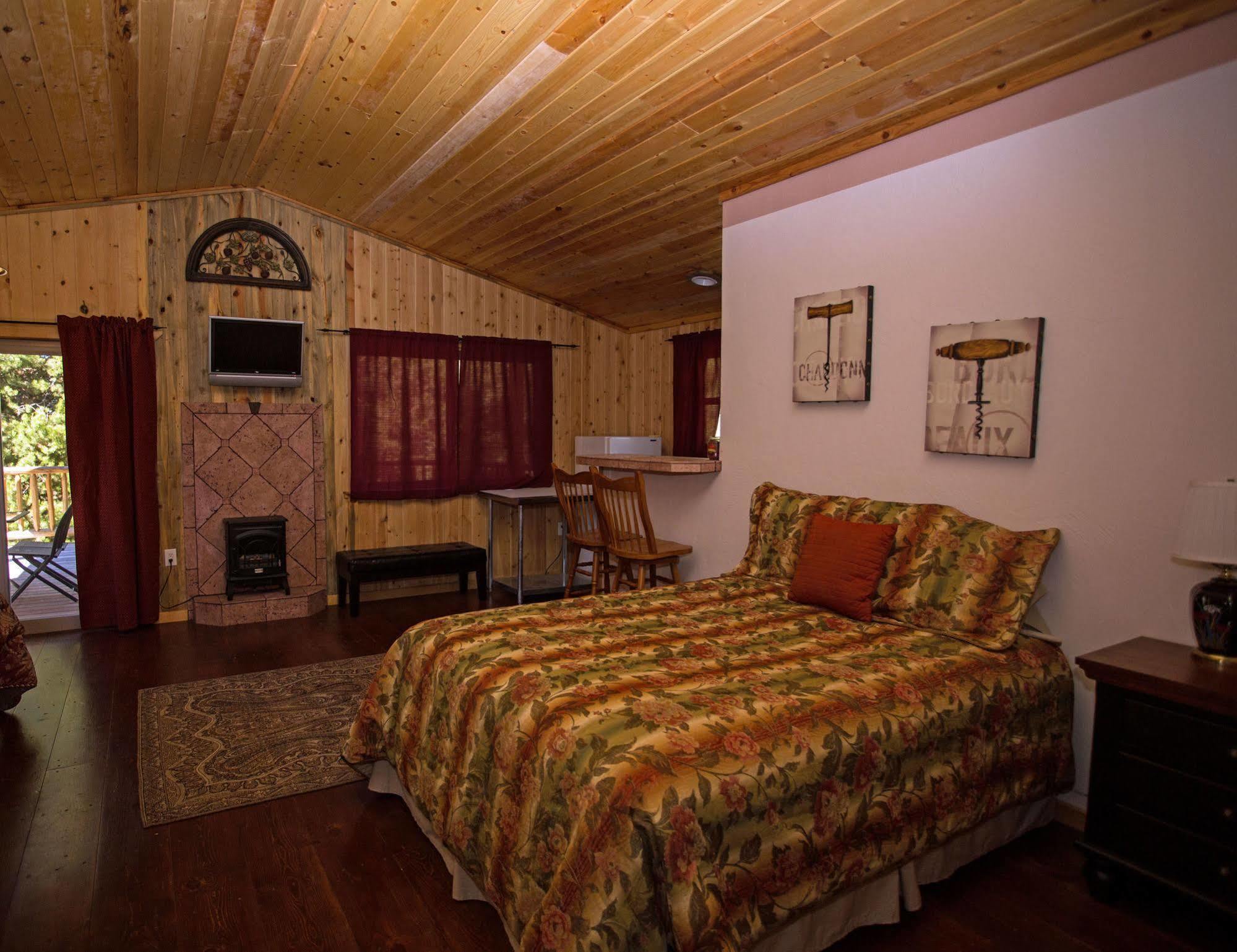 Diamondstone Guest Lodges Ла Пайн Екстериор снимка