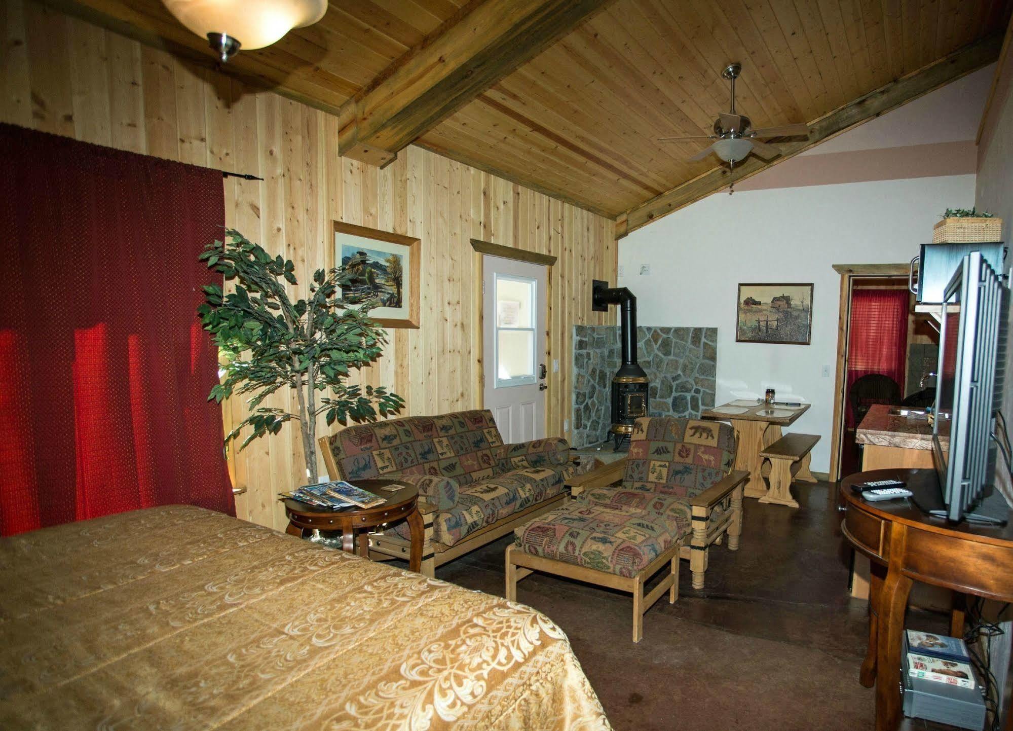 Diamondstone Guest Lodges Ла Пайн Екстериор снимка