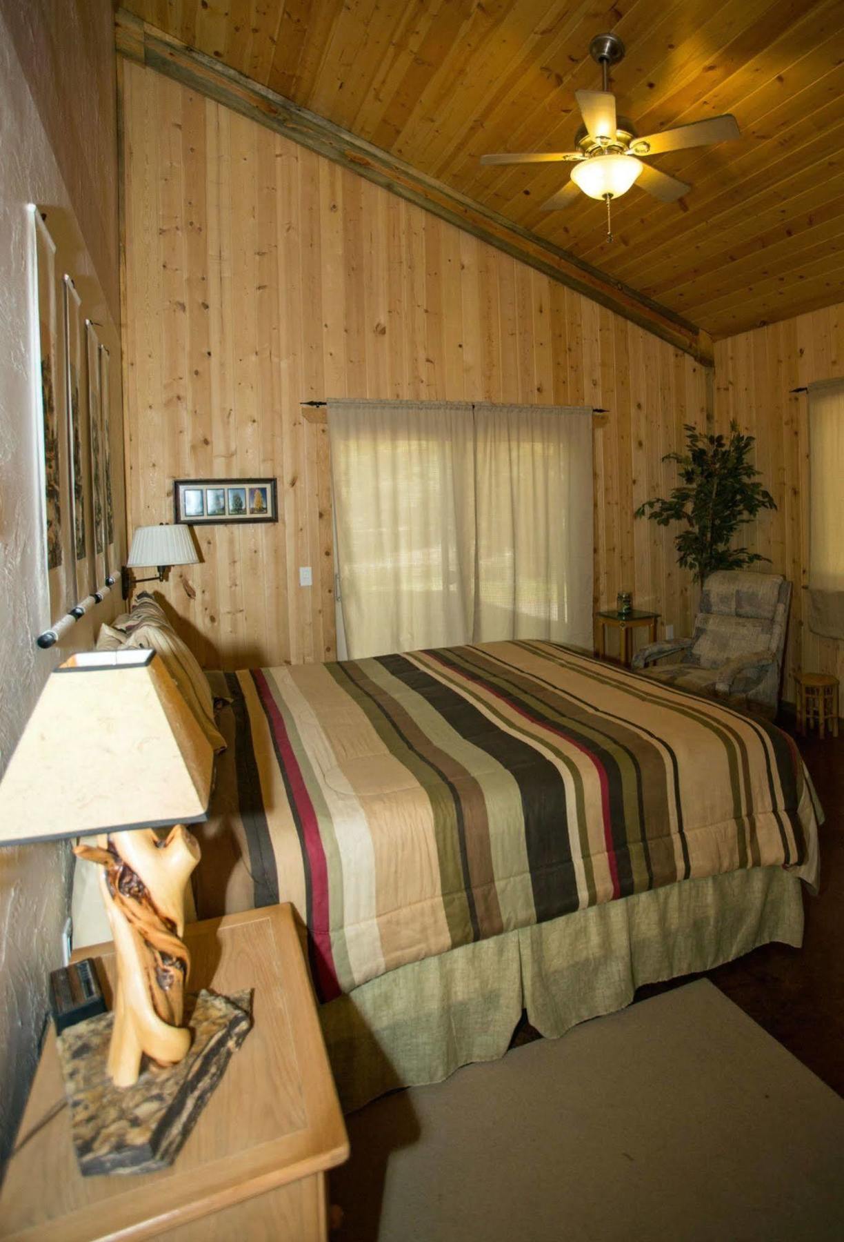 Diamondstone Guest Lodges Ла Пайн Екстериор снимка